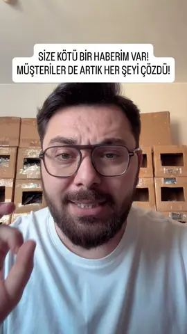 Birçok satıcı hâlâ şu hatayı yapıyor: Ürünü yüklüyor. Reklam açıyor. Sonra satış bekliyor. Ama müşteri artık Trendyol'u en az satıcılar kadar iyi biliyor. Ürünü favoriye ekliyor. Sepete atıyor. Ve bekliyor... Çünkü biliyor ki yakında kupon gelecek, kampanya gelecek veya indirim başlayacak. İşte bu yüzden ürünü listeleyip beklemek artık bir satış stratejisi değil. Trendyol'un bizden istediği şey; kampanyalar, kuponlar, avantajlı ürün etiketi, sepette indirimler ve diğer pazarlama araçlarını aktif kullanmamız. Satışları oturmuş mağazalar da tam olarak bunu yapıyor. Müşterinin karşısına tek bir fiyatla değil, birden fazla kampanya kurgusuyla çıkıyorlar. Bu nedenle ürün fiyatını belirlerken sadece bugünü değil, katılacağınız kampanyaları da hesaba katmalısınız. Çünkü e-ticarette kazananlar en ucuz satanlar değil; Kampanyalarını doğru planlayanlar oluyor. Katılıyor musunuz? Yoksa sizce artık müşteriler kampanyalara fazla mı alıştı? 👇