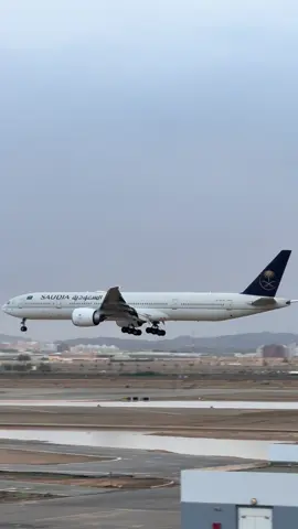 SAUDI AIRLINES LANDING 🛬 VIEWS JEDDAH AIRPORT SAUDI ARABIA 🇸🇦  #foryoupage #trending #jeddahairport #unfrezzmyaccount #fyppppppppppppppppppppppp 