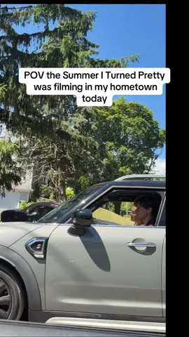 Lola Tung and Chris Briney filming today at Minot beach in Scituate, ma 😚🌊 #thesummeriturnedpretty #scituatema #tsitp #conradfisher #bellyconklin 