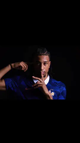 Michael Olise fue uno de los jugadores más destacados de Francia hoy y terminó siendo elegido Jugador del Partido en la victoria 3-1 contra Senegal.🔥 🎯 Dio una asistencia clave para el primer gol de Kylian Mbappé. * ⚡ En el segundo tiempo empezó a aparecer más entre líneas y cambió el ritmo del ataque francés. * 🪄 Generó peligro con regates, pases filtrados y mucha creatividad. * 🇫🇷 Fue una de las razones por las que Francia pasó de un partido complicado a terminar controlándolo.   💯Olise viene llegando en gran forma al Mundial después de una temporada muy fuerte y ya muchos lo ponen entre las figuras jóvenes más importantes de Francia. #Mundial2026 #michaelolise #Francia 