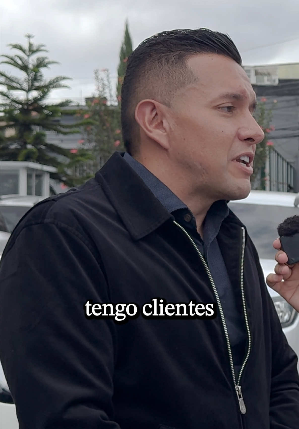 “Los mejores empresarios siempre nacen desde la necesidad” Entrevisté a un Tiburón de negocios que genera más de 2700 empleos en todo Colombia!!🤯 inició su carrera cuando él y su hermano decidieron dar solución al problema de seguridad que tenía el parqueadero de un restaurante donde trabajaba como mesero, rápidamente fue escalando su negocio gracias a su gran reputación. Para este empresario seguir el legado de su Padre y Abuelo fue la gasolina suficiente para construir su propio imperio @seguridadfenixcol .🔥💎💯 #emprendimiento #negocios #riqueza