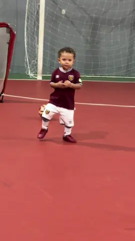 já nasceu pronto, dança, joga e é cheio de marra 🫰🏼