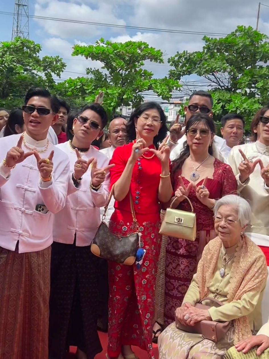 နန်းရှေ့တစ်ခုလုံး လှုပ်ခတ်သွားစေခဲ့တဲ့ ထာဝရဝိန့်စိန်ဆိုင်ဖွင့်ပွဲကြီး ✨ #creatorsearchinsights #eternalweintsein #positivevibes #grandopening #အောင်ဇမ္ဗူ