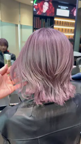 Smoky Lavender Beige ✨ Created with iNOA 5.12 + violet for a soft smoky-lavender finish with delicate cool reflection and luminous shine 💜 A perfect blend of ash and violet tones to neutralise unwanted warmth while keeping the colour soft, wearable and dimensional. Muted, elegant and effortlessly unique ✨ Powered by iNOA: • No ammonia & odourless comfort • Long-lasting high impact colour • +20% scalp hydration • Vegan formula & less hair porosity ✨ Ask for iNOA on your next hair appointment 🤍 #LorealProfessionnel #LPROMY #AskForiNOA @lorealpro @lorealpro_education_mysg
