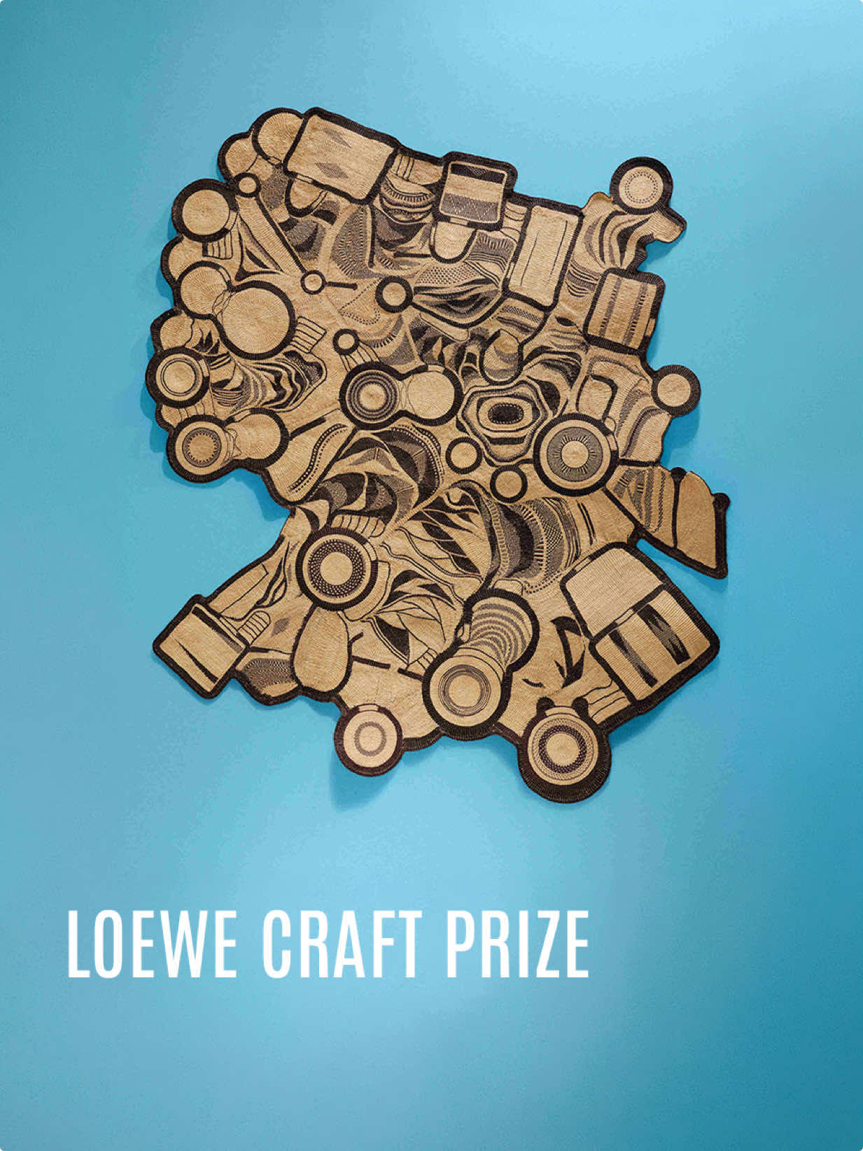 Regarde un peu par là! ⬇️⬇️ Le Loewe Foundation Craft Prize a été créé en 2016 par @loewe et sa fondation culturelle. Il est aujourd'hui considéré comme la référence mondiale de l'artisanat contemporain, avec un jury qui change chaque année et rassemble des figures du design, de l'architecture et des arts visuels. Jongjin Park est céramiste basé en Corée du Sud. Sa technique repose sur l'utilisation du papier comme structure temporaire : les feuilles sont trempées dans de la porcelaine liquide colorée, empilées couche par couche, puis enfournées. Pendant la cuisson, le papier brûle entièrement. Il ne reste que la porcelaine, dont la forme s'est déformée sous la chaleur et la gravité pendant quelques secondes critiques. Le résultat est entièrement imprévisible et strictement non reproductible. Ce qui rend ce prix important au-delà du gagnant, c'est ce qu'il affirme : la maîtrise d'un matériau comme discipline intellectuelle à part entière, au même titre que l'architecture ou le design. L'objet n'est pas le but. C'est la preuve. Parmi les autres finalistes notables de l'édition 2026, on trouve des travaux en laque japonaise, en verre soufflé et en textile naturel. Le niveau global du prix est visible sur le compte @loewefoundation. #loewecraftprize #ceramique #artisanat #design #craft