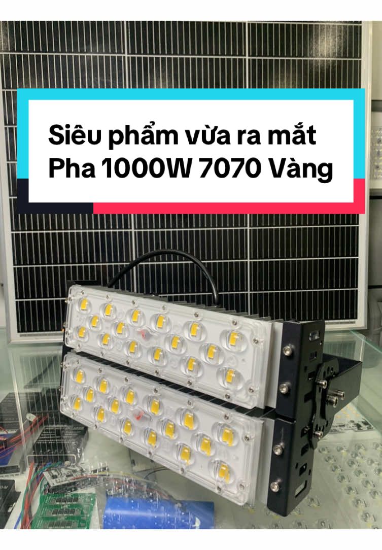 🔥SIÊU PHẨM MỚI NHẤT VỪA HOÀN THIỆN TẠI XƯỞNG PSH SOLAR🔥 LED 7070 10 nhân – hiệu suất 200LM/W Pin EVE cao cấp tổng dung lượng 40AH Mạch sạc MPPT tích hợp cùng hộp pin phía sau đèn Tấm pin NLMT 67x64cm – công suất 70W Tùy chọn ánh sáng trắng hoặc vàng trung tính PSH SOLAR chuyên gia công, lắp ráp đèn năng lượng mặt trời theo yêu cầu, đảm bảo linh kiện chuẩn – chất lượng kiểm tra kỹ trước khi xuất xưởng. #viral #dennangluongmattroi #psh #denphucsanghai #dencongtrinh #denduongnangluongmattroi 