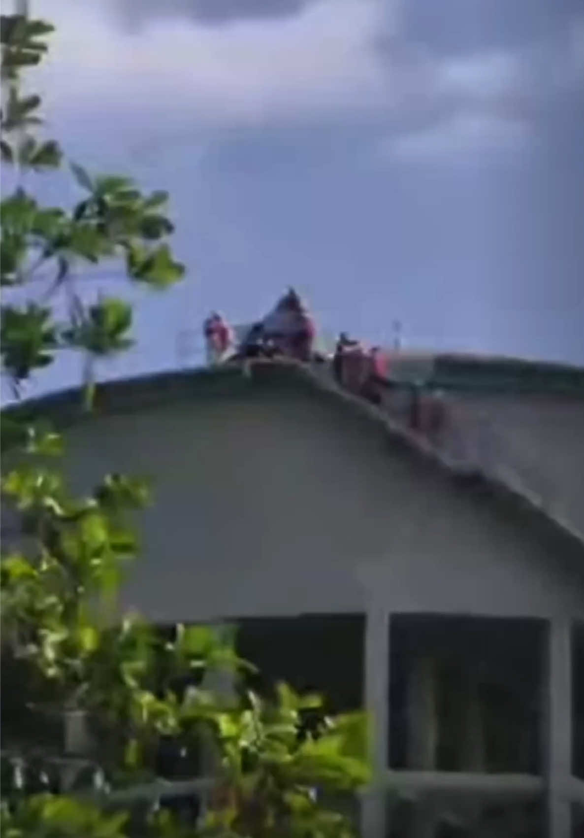 Seorang pekerja lemas selepas dipercayai tersedut ke dalam tangki di Kolam Menara Saujana Perdana, Jalan Saujana Perdana 18, Bandar Saujana Perdana, semalam.