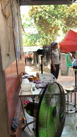 ngày con đi 1 mk con không thấy tủi , sao ngày con về cả họ đón con con lại đau lòng đến vậy . nhớ bố bố ơi 😭