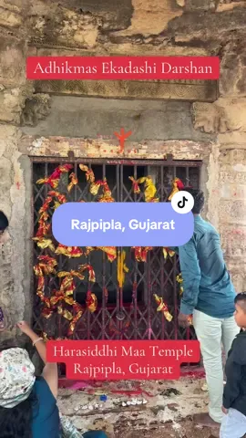 Come visit with us on this Purshottam Ekadashi… Harasiddhi Mata, Kuldevi of Shree Krishna🙏🏻🙏🏻🌺🌺🌺. Though Matarani is now in the basement, her divine presence still fills the entire mountain. Visitors and caretakers shared that the original murti is now below, yet devotees still climb the mountain with the same shraddha. Work is in progress for better access, but till then, darshan continues at the entrance temple too 🙏🏻 @SuKanaPoshak🦚 #ekadashi #fyp #temple #krishna #jayshreekrishna 