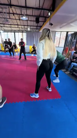 Hoy cierro una etapa muy especial y lo hago con el corazón lleno de felicidad ✨🫶🏻 Después de estos meses de aprendizaje, esfuerzo y dedicación, puedo decir oficialmente que soy Personal Trainer. 💪🏽 Quiero agradecer a cada profesor, compañero y persona que formó parte de este camino. Gracias por las experiencias compartidas, por los conocimientos, las charlas, las risas y por todo lo que me llevé de cada uno de ustedes. Más allá del título, me llevo algo aún más valioso: de haber conocido personas muy buenas y Descubrír algo que disfruto, que me motiva y que me inspira a seguir creciendo cada día. Este es solo el comienzo de un nuevo camino lleno de desafíos, aprendizaje y objetivos por cumplir. Gracias a todos los que fueron parte de este proceso. ❤️✨ #interval #entrenar #personaltrainer #video #paratii 