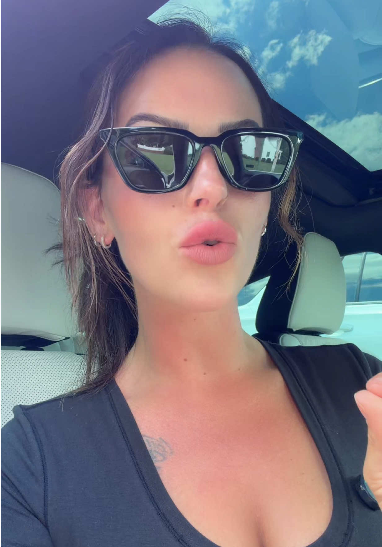 Waaaiitttt a minute these are so freakin cute. So luxurious looking  #sojosvision #cateyesunglassses #dealsforyoudays #polaroidsunglasses  