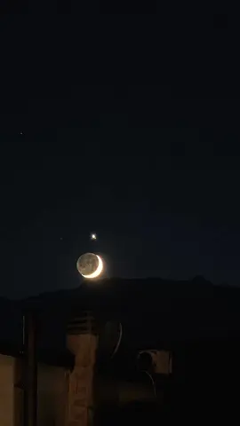 Mentre siamo distratti dalle nostre corse quotidiane, l'universo mette in scena il bacio tra la Luna e Venere. Un evento raro, silenzioso, eppure capace di fermare il tempo. #venere #moon #astrologyfyp #una 