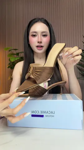 Dễ mang, dễ phối và cực kỳ tôn dáng. Dép cao gót là lựa chọn hoàn hảo cho những ngày muốn vừa đẹp vừa thoải mái. #lacamie #depcaogot #depnudep #minmetbay #xuhuong 
