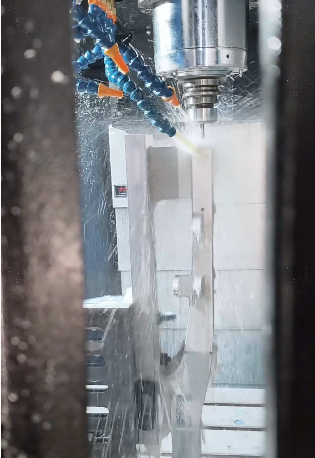 CNC machining of automotive parts. We offer one-stop services ranging from small-batch to high-volume production, with orders accepted starting from a single unit and transparent pricing. We support over 100 types of machining materials and more than 50 surface treatment options, while also providing DFM analysis reports and DDP shipping services. #customparts #cncmachiningparts #5axismachining #automotiveparts #aluminumparts 