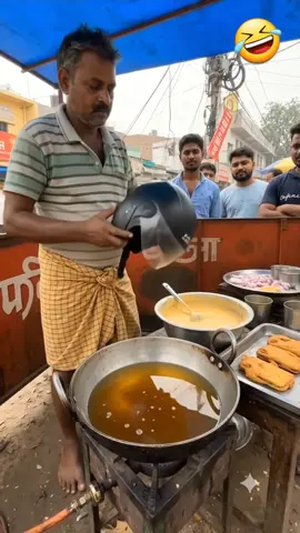 helmet fry kr diya is admi ne indian food street ma🤣🤣#streetfoodindia #indianfood #comment #FollowMe #Foryou 