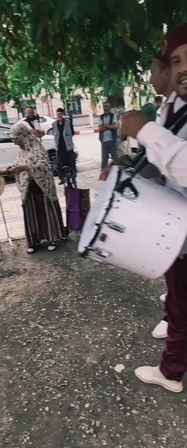 الحاجة سمعة شكوة سمحت  فى لعصى نتاعها رتاحت من رجليها ههههه