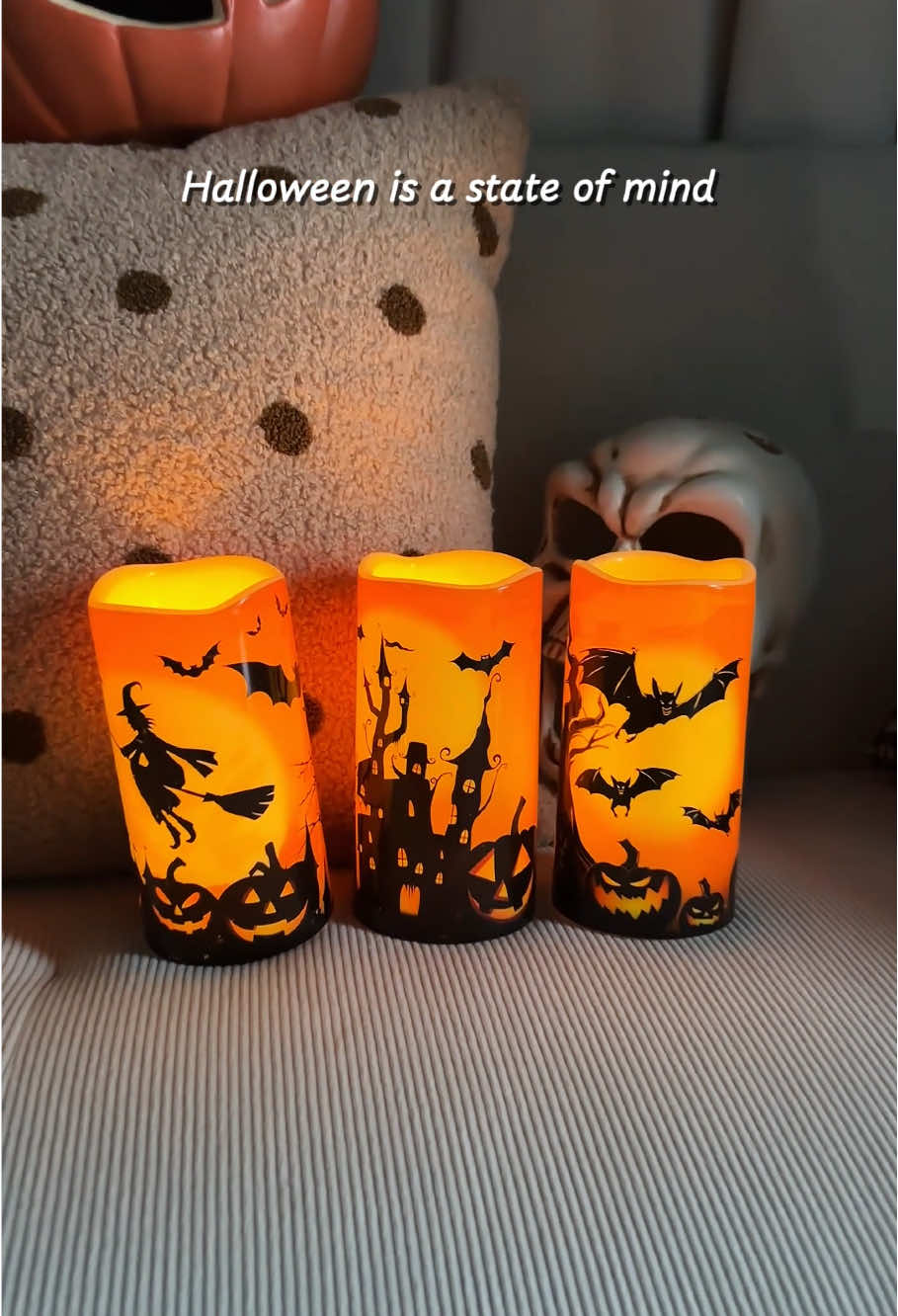 The Halloween atmosphere is finished with three candles.🎃💀#homemorycandles #dealsforyoudays #cozyvibes #flamelesscandle #halloweendecor 
