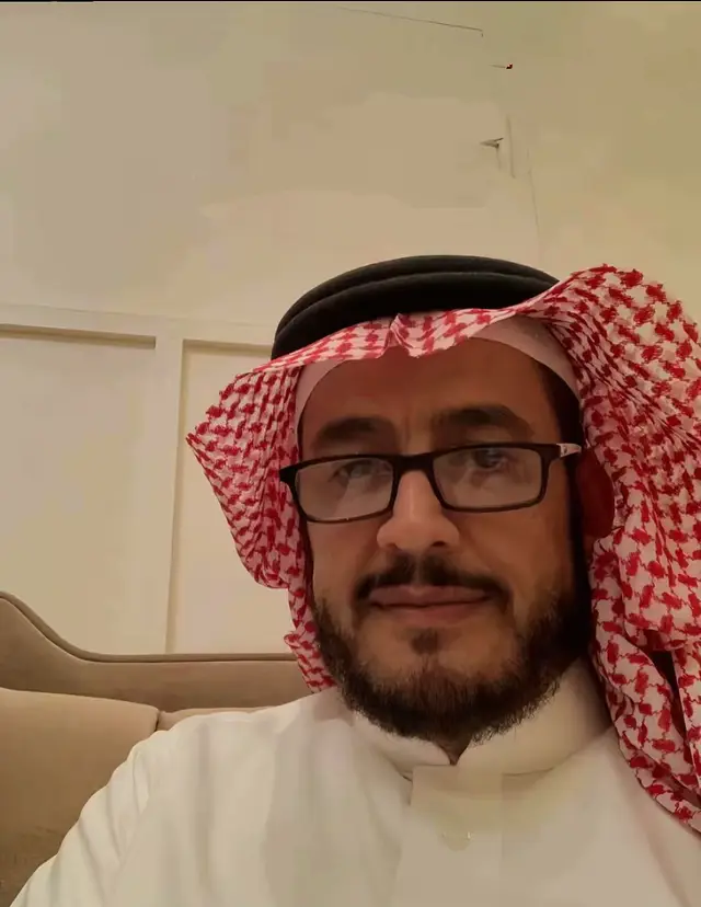 يقترب يوم الأب وكل سنه أول شخص يخطر ببالي هو أنت ..  منذ رحيلك وأنا أشعر أن شيئًا كبيراً انكسر بداخلي ولم يعد كما كان  مرت السنوات لكن مكانك ما زال فارغًا وغيابك ما زال موجعًا والشوق لك لا يخف ولا يتغير أندم على كل يوم مر وأنت معي ولم أقل لك كل شيء لم اقل لك كم أحبك وكم أنت غالٍ علي كنت أظن أن الأيام كثيرة  وأن العمر طويل  ولم أكن أعلم أن الفراق سيأتي بهذه السرعة اليوم لا يوجد أب أحتفل معه ولا يد أقبلها هديتك موجودة لكنك أنت لست هنا لتراها  هديتك تنتظرك يا أبي .. مثلي تماماً  الحياة بعدك يا أبي مختلفه فيها فراغ لا يملؤه أحد وفيها حزن لا يعرفه إلا من فقد أباه مهما ضحكت ومهما عشت أيامًا جميله  يبقى هناك جزء ناقص لأنك لست موجودًا وأرجو من الله أن يسامحني على أي تقصير صدر مني وأنت حي وإن كنت لا أستطيع أن أعود للماضي لأصلح اي تقصير فات صدر مني وانا لا اعلم  فأنا أحاول أن أبرك الآن اكثر من قبل بما أستطيع  جعلت لك حسابًا ليكون بابًا للدعاء والأجر وأطلب من الناس أن يدعوا لك وأذكرك دائمًا بكل خير أما هديتي لك التي ستصلك بأذن الله..  فهي دعواتي التي لا تنقطع وصدقاتي التي أهدي أجرها لك وكل دعوة أرفعها إلى السماء وأنا أرجو أن يجعلها الله نورًا ورحمةً وسعادةً لك في قبرك رحمك الله يا أبي وغفر لك وأسكنك الفردوس الأعلى والله إني ما نسيتك يومًا ولن أنساك ما حييت وستبقى أعظم رجل عرفته وأغلى إنسان سكن قلبي إلى أن يجمعني الله بك في جنات النعيم .  #يوم_الاب_العالمي #ابوي #فقيدي #الله_يرحمك #بابا #explore #capcut #tiktok #foryoupage #اكسبلور #السعودية #اكسبلور #يوم_الاب #ابي #ابوي #foryou #foryourpage 