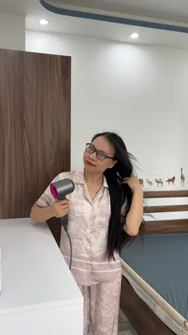 Mình thường sấy tóc khô hẳn luôn chứ không để tóc ẩm và chờ khô tự nhiên. Vì sấy khô xong thì tóc sẽ có độ phồng và vào nếp đẹp hơn rất là nhiều. Nhưng để sấy khô hoàn toàn mà vẫn hạn chế được hư tổn thì mình nghĩ là nên đầu tư một em máy sấy chất lượng như em này của nhà Deko. Em được trang bị động cơ lên tới 110.000 vòng/phút, nên sấy khô nhanh hơn nhiều so với các dòng máy truyền thống. Dùng máy sấy có nhiệt độ cao thông thường thì một thời gian sau tóc rất dễ bị khô xơ, thiếu đi độ bóng. Còn em này thì có 3 mức nhiệt tùy chỉnh theo nhu cầu. Mình thích nhất là công nghệ ion, giúp hạn chế tình trạng khô xơ, giảm xù rối, giúp tóc mềm mượt và vào nếp dễ dàng hơn khi sấy. #embeongnghiem #emongnghiem #ivf #maysaytocdeko 