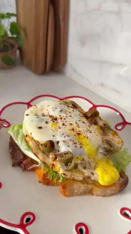 #فطور جبن بالبيض 😋🍳  سلايس جبن طبيعي وزيتون ورشة بابريكا وبيضه ورشة ملح اغطيها ع نار هاديه   وبالعافية 