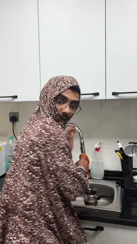 ابنك أغلى من الصحن 🤣🤣