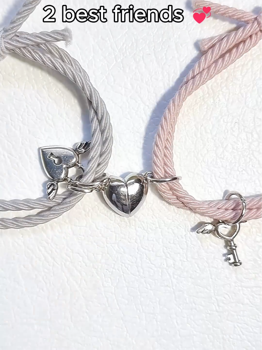 Cuando una amistad, una relación o un recuerdo tiene su propio símbolo, se vuelve más especial 💞✨ En Mervira Besties encuentras collares y pulseras combinables para compartir con esa persona que forma parte de tu historia. Diseños para 1, 2, 3 o 4 personas, ideales para llevar una conexión bonita siempre cerca 🎁 #MerviraBesties #AccesoriosBesties #CollaresParaCompartir #PulserasBesties #RegalosConSignificado 