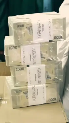 الجنيه السوداني فقد قيمته، والمواطن فقد قدرته على الحلم بوجبة يومية كاملة. الرغيف بقى عبء، والسوق صار غابة أسعارها بتتحرك مع كل دقة ساعة. بنصحى كل يوم على صدمة جديدة في أسعار الأساسيات، والراتب الميت ما بيكفي حق مواصلات، ناهيك عن أكل وشرب. إلى متى نتحمل هذا السقوط؟ #السودان #انهيار_العملة #غلاء_المعيشة
