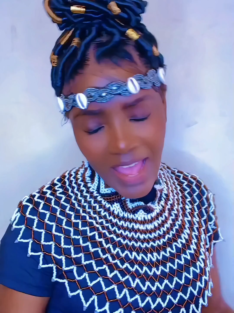 Réponse à @esthyings0  Chanté par l'artiste Zimbabween Magic Wacho, cette chanson  exprime que la vie est difficile lorsqu'on est éloigné de ses racines, au point que le cœur 