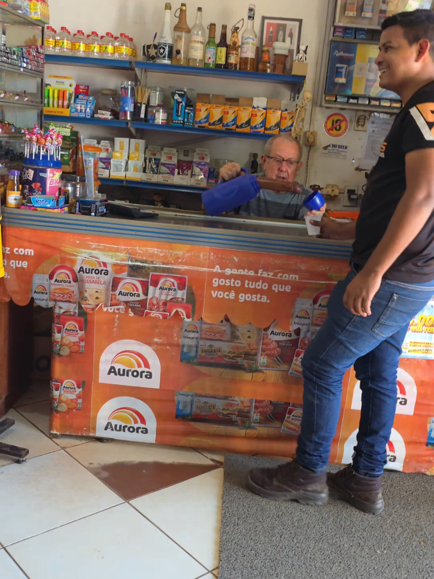 Novato veio tomar um Cafezinho para o aquecimento do jogo do Brasil☕️☕️😂😂