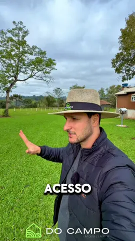 Chácara à venda em Paraiso, no Oeste Catarinense. 
 
 Se você busca uma propriedade com ótima estrutura, potencial produtivo e um cenário natural privilegiado, esta pode ser a oportunidade ideal! 
 
 Com 12,6 hectares, esta chácara se destaca pela excelente composição entre produção e lazer, contando com aproximadamente 4,6 hectares de lavoura mecanizável, área de pastagem e propriedade totalmente cercada. 
 
 A estrutura oferece uma casa mista, internet via rádio, amplo gramado, galpão, açude, fonte de água, rio na divisa da propriedade e árvores frutíferas, proporcionando tranquilidade e qualidade de vida no interior.
 
 Localizada a aproximadamente 14 km de Paraiso, sendo 7 km de estrada de chão. 
 
 Valor: R$680.000,00
 
 Para mais informações ou para agendar uma visita, entre em contato:
 
 (49) 3664-6436 Imobiliária