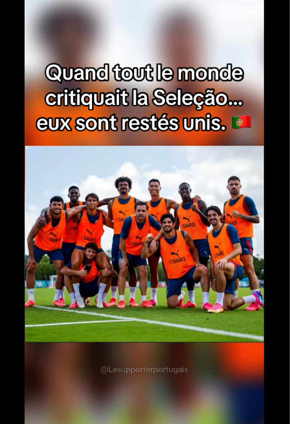 Les journalistes ont parlé. Les anciens joueurs ont parlé. Les supporters ont parlé. Le monde entier avait quelque chose à dire sur la Seleção. Mais pendant que certains cherchaient des coupables, eux sont restés unis. Parce qu’une équipe ne se construit pas dans les victoires faciles. Elle se construit dans les moments difficiles, quand la pression est maximale et que tout le monde attend que tu tombes. Cette photo résume tout. Pas onze joueurs. Pas une star. Pas un sélectionneur. Une famille. Le Portugal a toujours été plus fort quand personne ne croyait en lui. Nous sommes un petit pays par la taille, mais un immense pays par le cœur. Aujourd’hui, ceux qui parlaient le plus fort sont plus silencieux. Et ceux qui ont continué à croire sont toujours là. Peu importe les critiques. Peu importe le bruit. Une chose ne changera jamais : 🇵🇹 Sempre Unidos. Sempre Portugal. #portugal #football #pourtoi #fyp #viral 