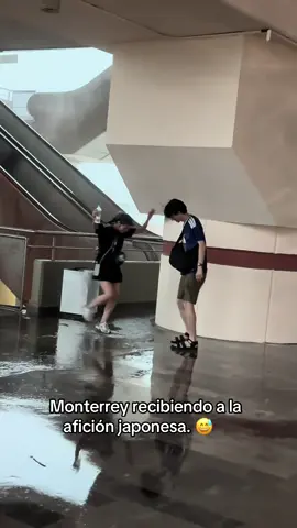 Bienvenidos al tercer mundo 🤣 ‘Perdón por el clima… ayer nos estábamos derritiendo.’” 😂🇯🇵🌧️ #worldcup2026 #japan #monterrey #mundial2026 #fanfest