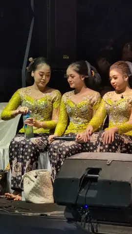Sinden cantik muda paling luwes gerakannya dan khas suaranya tembang Gelo bersama campursari Mayangkara Niken Salindry #sindencantik #hanikusuma #campursarimayangkara
