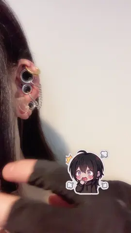 全然上手く撮れなかったけど削除するのももったいないから投稿する ごめんね、見づらくて､､､ ピアス拡張インナーコンク11ミリでアウターコンクは14ミリです ロブはひっぱれば12が2個で00ゲージ1個だと思います あとはヘリックスがちぎれたりロブがちぎれたりしてます(｀・ω・´) [EN] It didn’t turn out well, but felt like a waste to delete it, so here it is. Sorry it’s hard to see… 🥺🎬 Inner conch: 11mm / Outer conch: 14mm Lobe: 12mm x2, 00G x1 (if pulled) Also, my helix and lobe have ripped before (｀・ω・´) [KR] 잘 안 찍혔는데 지우긴 아까워서 그냥 올려. 보기 불편해서 미안해… 🥺🎬 이너컨츠 11mm / 아우터컨츠 14mm 귓볼은 당기면 12mm 2개, 00G 1개인 것 같아. 그리고 헬릭스랑 귓볼이 찢어지기도 했습니다  (｀・ω・´) [RU] Получилось не очень, но удалять было жалко, так что выкладываю. Извините, что плохо видно… 🥺🎬 Внутренний конх: 11 мм / Внешний конх: 14 мм Мочка: две по 12 мм, одна 00G (если потянуть). А ещё у меня рвался хеликс и мочка  (｀・ω・´) [CN] 拍得不是很好，但删掉可惜就发出来了。对不起，有点看不清… 🥺🎬 内耳廓 11mm / 外耳廓 14mm 耳垂拉开的话大概是 12mm两个、00G一个。 另外螺旋耳骨和耳垂也有撕裂过 (｀・ω・´) #拡張ピアス  #bodypiercing  #selfpiercing  #下書き投稿  #ピアス解説 