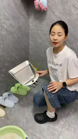 Lắp đặt giá đựng đồ gấp gọn không cần khoan trong phòng tắm thật tiện lợi! Chỉ cần mở ra là bạn có thể đựng dép của cả gia đình. Không chỉ sạch sẽ và gọn gàng, mà còn giúp việc dọn dẹp dễ dàng hơn nhiều. Nếu nâng cao lên, nó thậm chí có thể dùng làm giá treo khăn! Thật thiết thực!