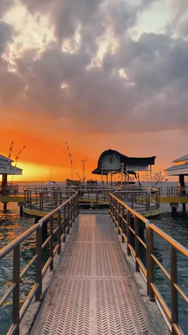 Sunset di Lombok🤩 #pantai #lombok #viral #senggigi #ntb 