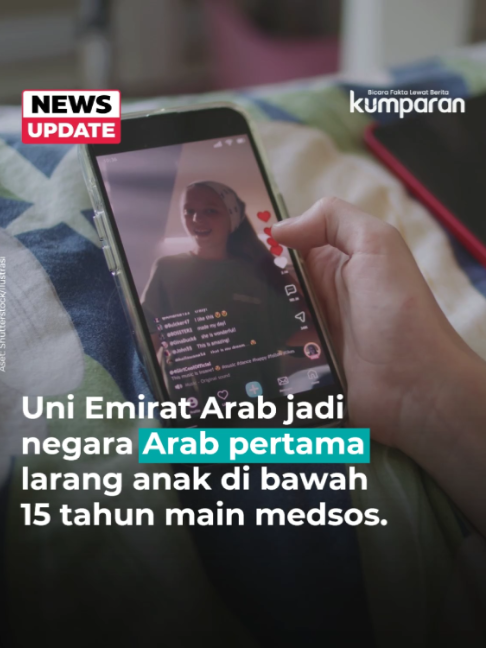 🇦🇪Uni Emirat Arab resmi melarang anak di bawah usia 15 tahun memiliki akun media sosial. Platform digital diberi waktu 12 bulan untuk menghapus akun milik pengguna di bawah 15 tahun. Jika tidak mematuhi aturan tersebut, pemerintah UEA mengancam akan memblokir platform yang melanggar. UEA menjadi negara Arab pertama yang menerapkan pembatasan ini, mengikuti langkah Australia, Indonesia, Inggris, Malaysia, hingga sejumlah negara Eropa yang lebih dulu memperketat akses media sosial bagi anak. Remaja usia 15-16 tahun masih boleh mengakses media sosial, tetapi dengan fitur keamanan tambahan seperti pembatasan konten, screen time, dan interaksi dengan orang asing. 📸: Dok. Shutterstock. Baca selengkapnya dengan klik link di bio. Cari tahu berita update lainnya dengan download aplikasi kumparan di App Store atau Google Play.⁠ 📝: newsupdate | update | teknosains | tiktokvidol | R038 | E004 #bicarafaktalewatberita #kumparan