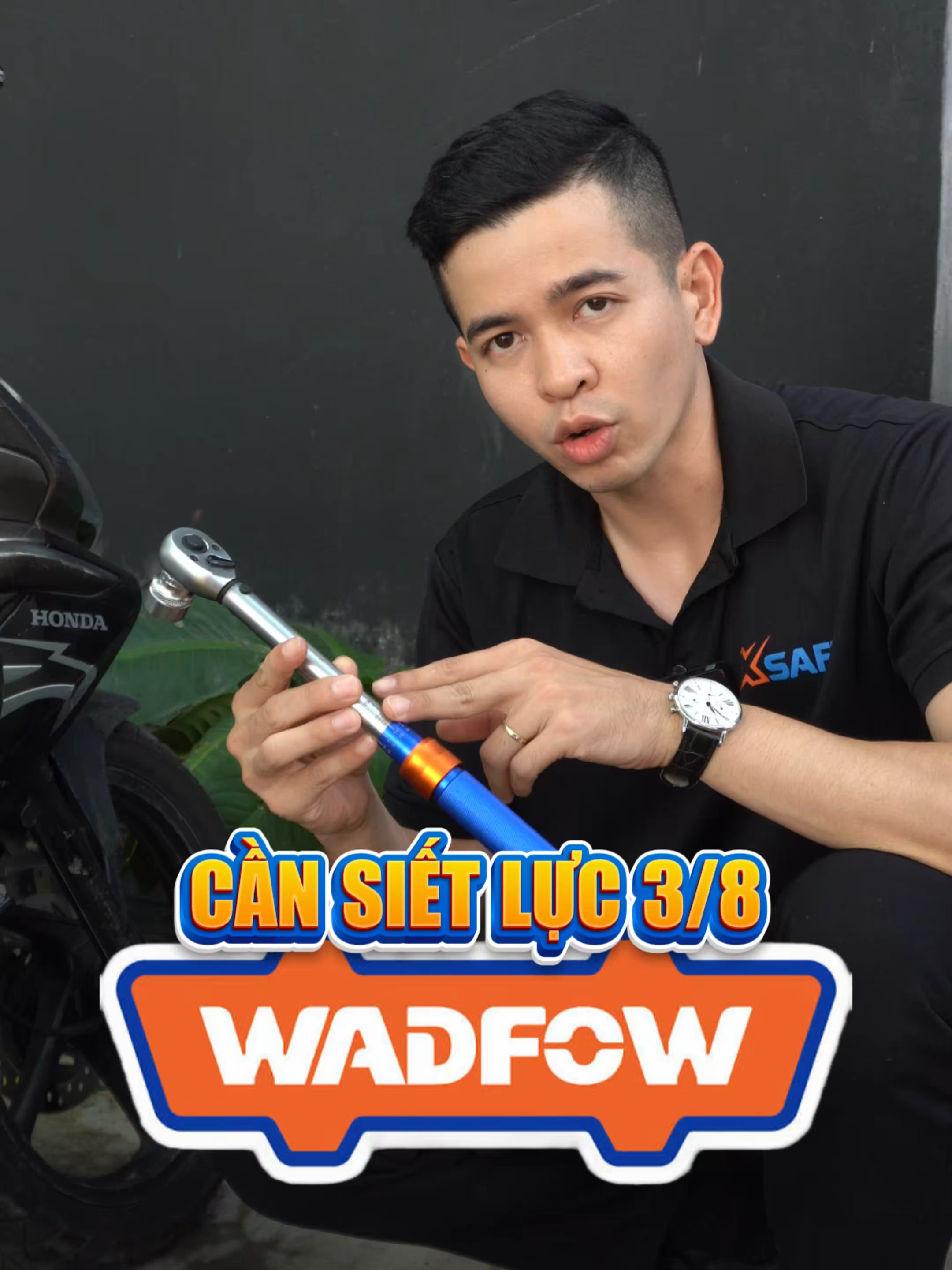 Muốn siết cả trăm con ốc với một lực duy nhất thì nên dùng những loại cần siết lực như thế này nha anh em. Với cờ lê lực WADFOW dải lực 10-60Nm, anh em có thể kiểm soát lực siết chính xác hơn trong những công việc yêu cầu độ chuẩn xác cao như sửa chữa xe máy, ô tô hay lắp ráp thiết bị cơ khí. Thiết kế đầu 3/8