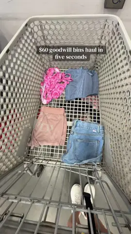 Depop @ leahthompson25!