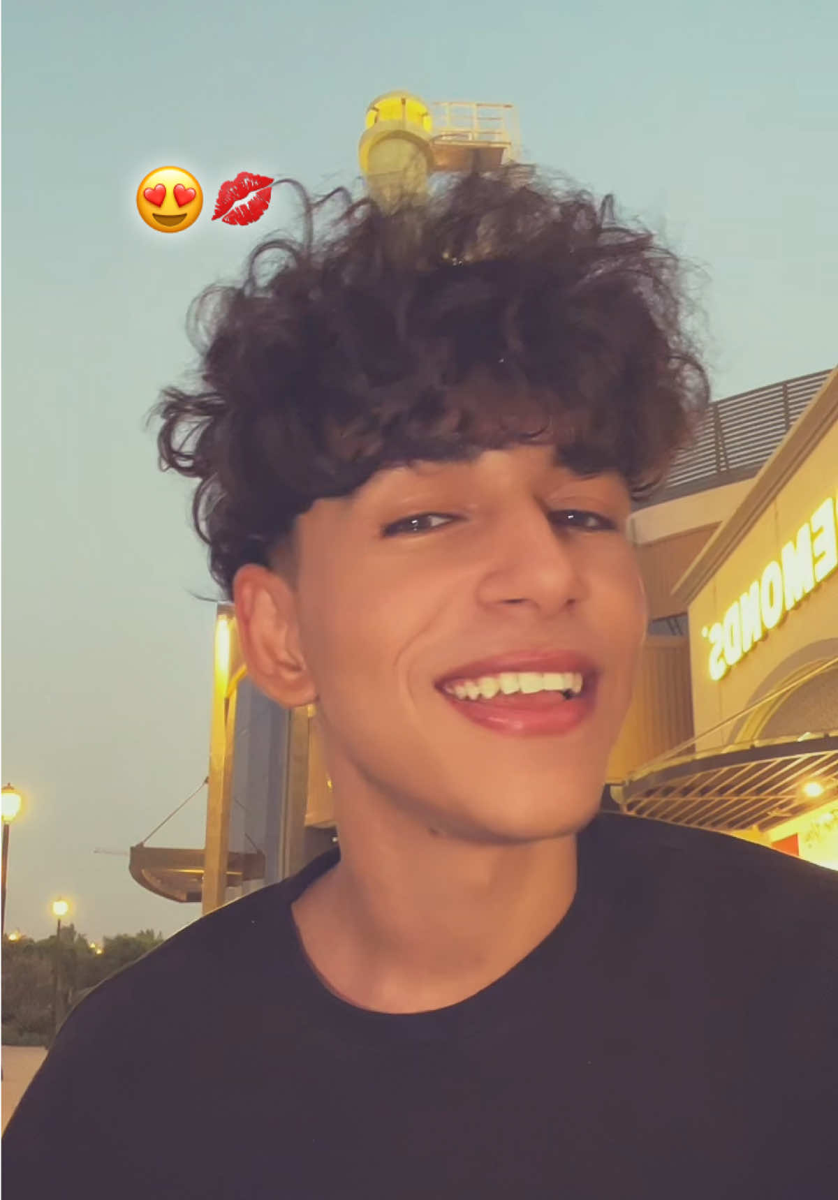 الجماعه جنبي وكده😂😍❤️