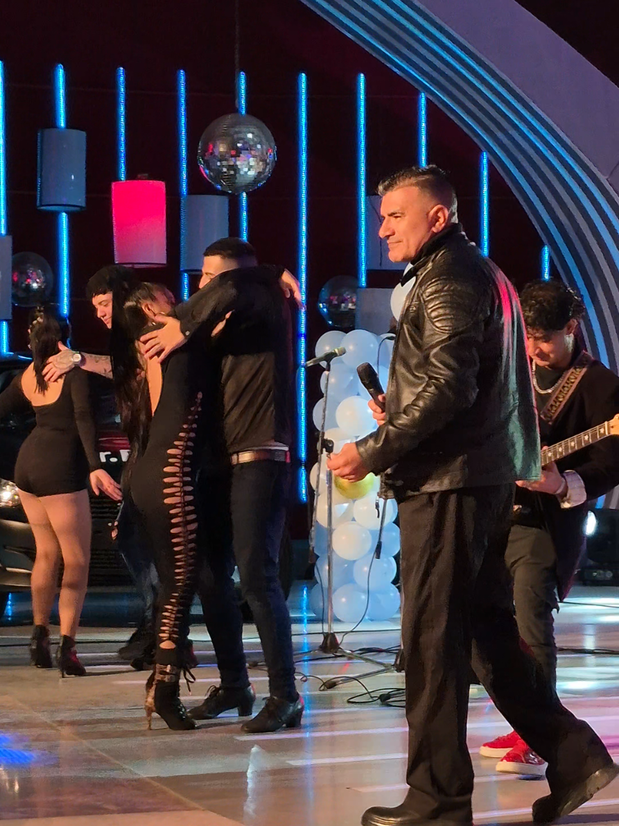 ¡@alexisaventura.oficial nos llena de bachata en #PasionDeSabado con 8 parejas en el estudio! ♥️💃🏻🕺🏻