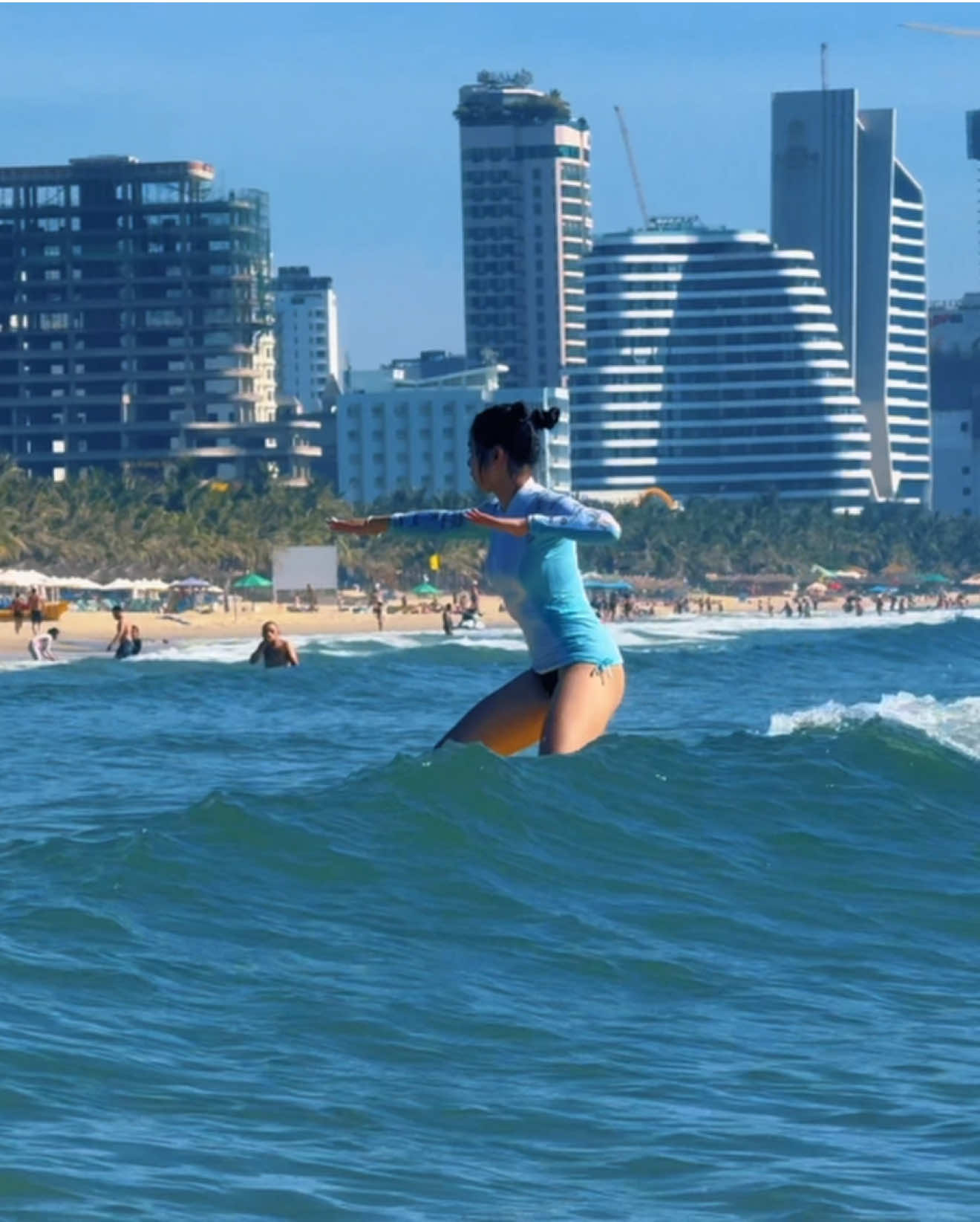 Born to shred the waves. 🏄 🌊 Sinh ra để chinh phục những con sóng. 🏄 #DaNangSurf #SurfVietnam #BornToSurf #RideTheWaves #surflife 