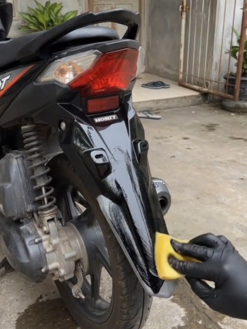 black magic penghitam body motor permanen anti jamur #blackmagic #penghitamkendaraan #penghitammotor #penghitamdashboard #viralditiktok 