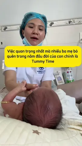 🌿 Một trong những điều quan trọng nhất nhưng lại thường bị nhiều ba mẹ bỏ qua trong những tháng đầu đời của con chính là Tummy Time. Chỉ vài phút nằm sấp mỗi ngày, bé không chỉ phát triển vận động tốt hơn mà còn giúp tăng sức mạnh cơ cổ, vai, lưng, hỗ trợ bé lẫy, bò và ngồi vững sau này. Đừng đợi đến khi con lớn mới bắt đầu, bởi Tummy Time là nền tảng quan trọng cho sự phát triển toàn diện của bé ngay từ những ngày đầu tiên#mebauthongthai #mebim #embedangyeu #dsdieumotambbevachamme 