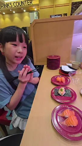 3   2   1  ..... ถูกใจคำนี่ จนแม่ต้องขอชิม อร่อย #alice #alicenishapa #sushi #67 #Salmon 