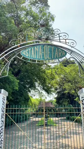 Astana Oetara adalah situs religi dan cagar budaya di kawasan Nayu Surakarta yang dibangun pada Tahun 1928, berdiri di lahan seluas 1,4 Hektar, kompleks ini merupakan tempat peristirahatan terakhir KGPAA Mangkunegara VI beserta keluarga. Berbeda dari penguasa Mangkunegaran lainnya yang dimakamkan di Astana Mangadeg maupun Astana Girilayu di lereng Gunung Lawu. Mangkunegara VI dikenal sebagai sosok pemimpin yang sederhana, tegas , dan sangat anti terhadap kolonialisme Belanda.  Kompleks ini memiliki bangunan pendopo yang menampilkan arsitektur tradisional jawa yang kokoh dan asri. #astanaoetara #mangkunegaran #solo #surakarta 