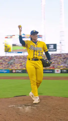 G-L-A-M-O-R-O-U-S😮‍💨 @Kelsie Whitmore #savannahbananas #bananaball #fergie #glamorous 