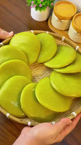 Bánh dày cốm dừa đặc sản của Hà Giang,chiên lên ngoài giòn trong dẻo ngon lắm lun#bepnhangan #banhday #banhdaygiatay #banhdaycomdua 