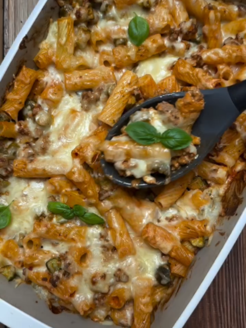 BIG MAC PASTA 🍔🍝Wenn du den Geschmack von Burger liebst, wirst du dieses Gericht feiern. Würzi 500 g Pasta 1 Zwiebel, fein gehackt 500 g Rinderhack 1 EL Tomatenmark 500 g passierte Tomaten 8 kleine Essiggurken, in Stücke geschnitten 1 EL Senf 100 g Crème fraîche 150 g Käse, gerieben Salz, Pfeffer