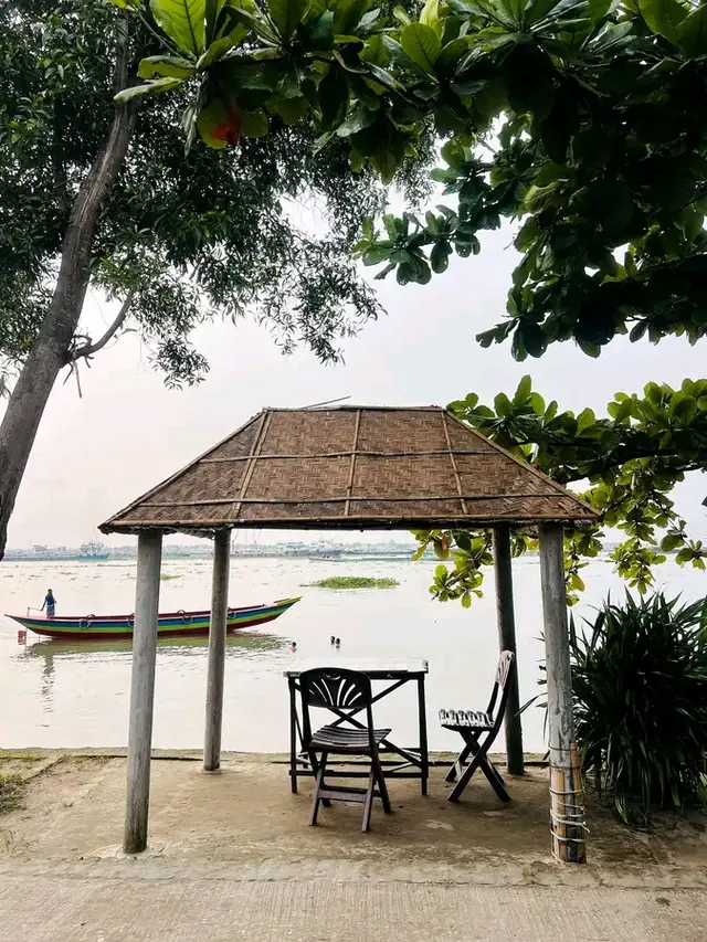 অভিমানী জ্বর, তুমি আর আসার সময় পেলে না? সেই কবে থেকে মাথায় ঘাপটি মেরে আছে মাইগ্রেন, সে এখনো যায়নি। বুকের ভেতর জমে থাকা শূন্যতার হাহাকার, একাকিত্ব আর নিঃসঙ্গতা নিয়েই তো পেরে উঠতে পারছি না। একটু একটু করে তুমি ছুঁয়ে দিচ্ছো আজ! ঝিম ধরা মাথা, বিষন্নতা আর মন খারাপ নিয়ে আমি কি করে নিজেকে সামলাই? বলো তো... তুমি আজ সঙ্গ দিতে এসেছো? তোমার ঘোরে আমি কেমন আবোলতাবোল বকছি! আচ্ছা, এভাবে হুট করে এসে কেন জড়িয়ে ধরো আমায়? গলা শুকিয়ে আসে, মাথা তুলে দাঁড়াতে পারি না! একদিকে তোমার উৎপাত, অন্যদিকে মাইগ্রেন। অভিমানী জ্বর, নিঃস্ব এই আমায় ছাড়া তোমার ভালো লাগে না? কী এমন আছে আমার, বলো? প্রতি রাত নির্ঘুম কাটে, বুকের ভেতর কথা জমে কষ্টের পাহাড়! আমার কষ্ট কে বোঝে? বলো... তুমি আসলেই শুধু তার কথা মনে পড়ে! তার কোমল স্পর্শ বড্ড মিস করি! তোমায় দেখার বাহানায় এই কপালে তার হাত রাখাটা বড্ড মিস করি৷ তুমি আসো, তবে সে আসে না! তোমার মতো এমন পরম মমতায় সে জড়িয়ে রাখে না বুকের আষ্টেপৃষ্টে। প্রিয় জ্বর, আমি তো তোমার সঙ্গ চাইনি৷ ঝিম ধরা মাথা নিয়ে তোমার কোলে মাথা রাখতে চাইনি৷ যাকে ভালোবাসি, সে তো আসে না! অথচ না চাইতেই তুমি কেমন হুট করে এসে যাও মস্তিষ্ক–মনে আর শরীরে!